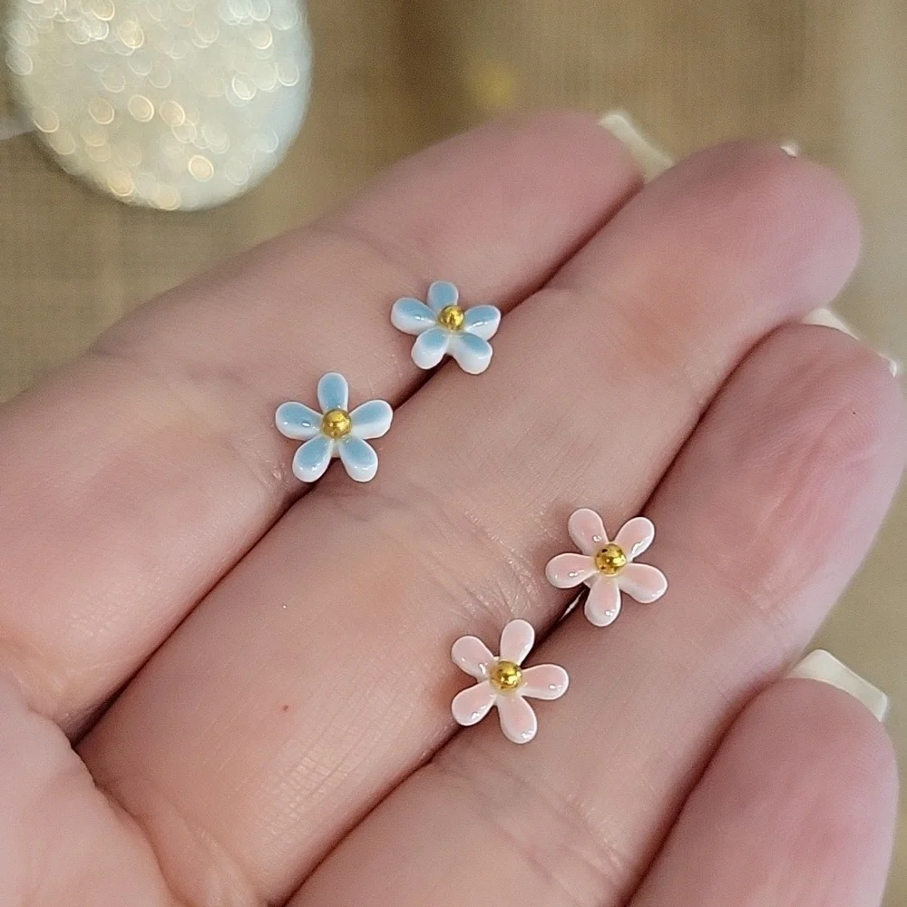 CERAMIC DAISY STUD EARRINGS, Choice of Color - Picture 4 of 5